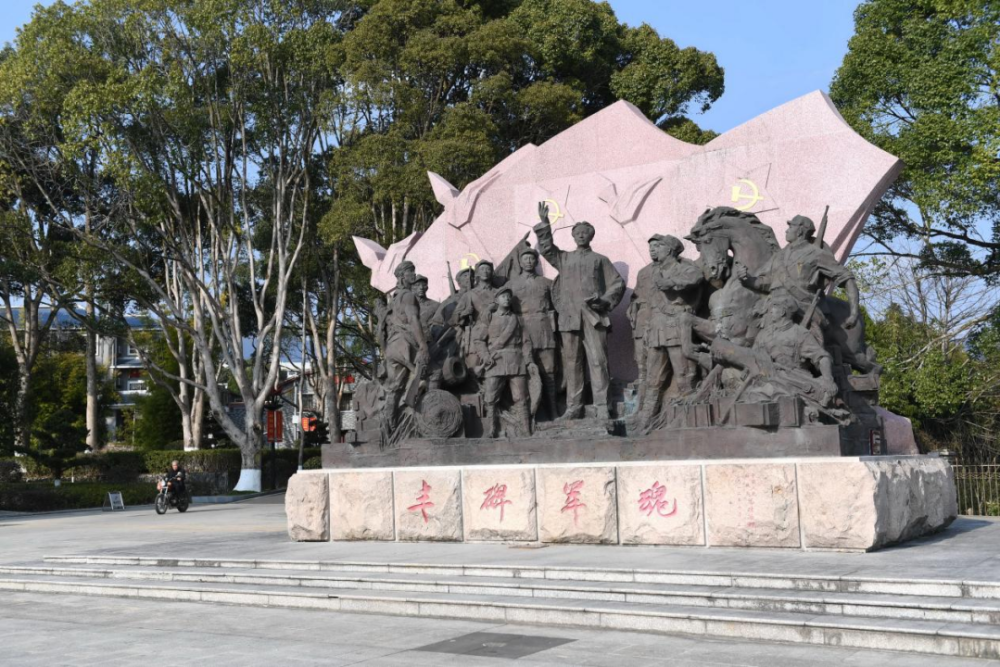 古田會議紀(jì)念館前的“豐碑軍魂”雕塑群（ 2021年1月25日攝）。新華社記者林善傳攝